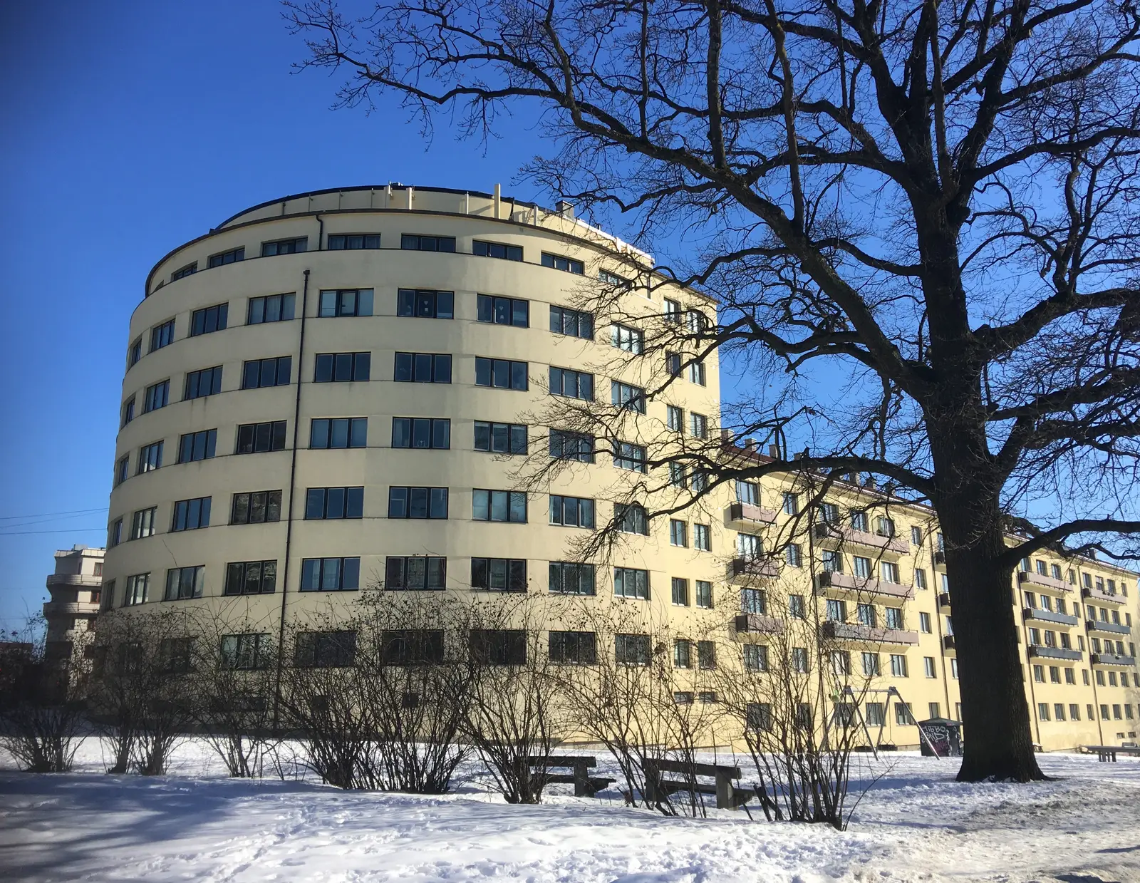 Sandakerveien 10 – rund funkisgård om vinteren