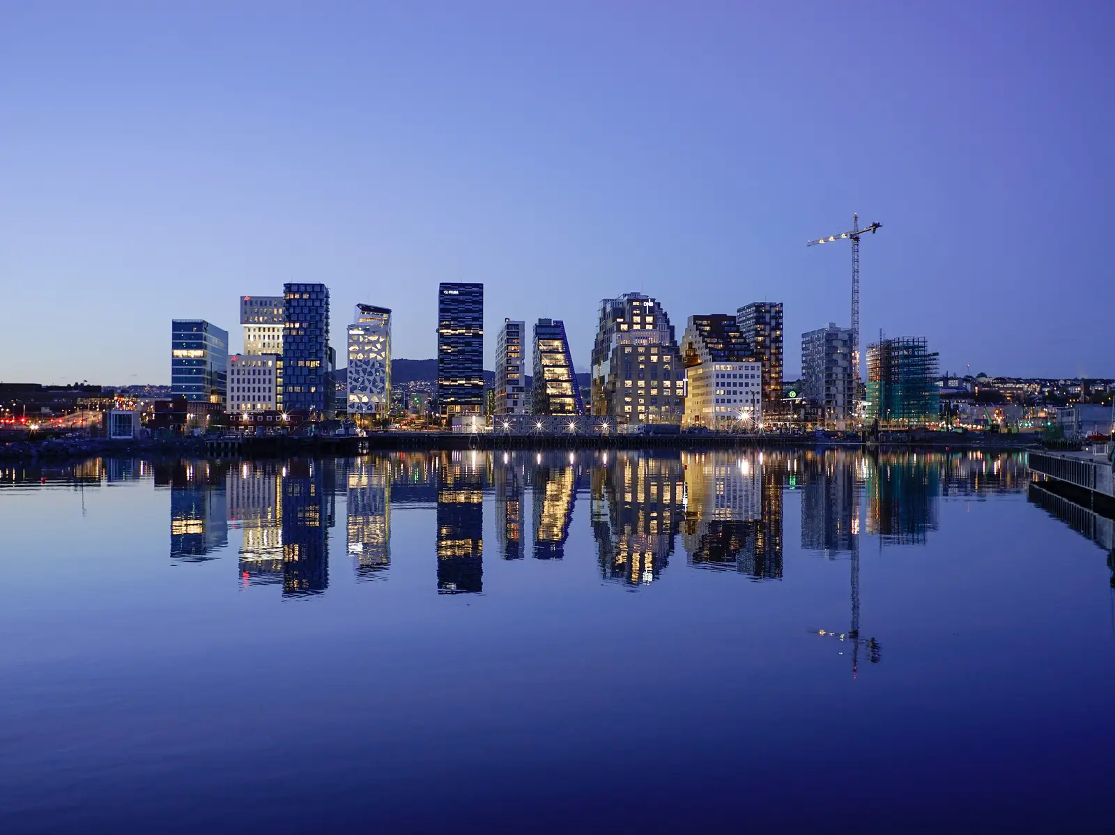 Bjørvika i blåtimen, speilet i vannet